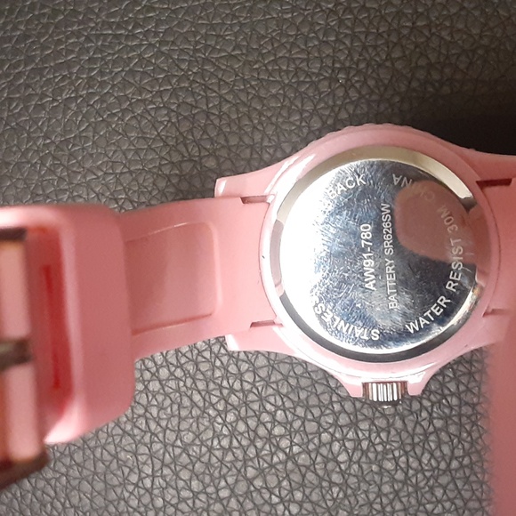 WOMANS PINK CAMOUFLAGE WATCH NRMINT CONDITION - Picture 6 of 7